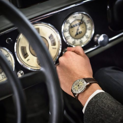 Junghans-Meister-Driver-Chronoscope-27_3684_00_Armaturenbrett-Maybach-scaled